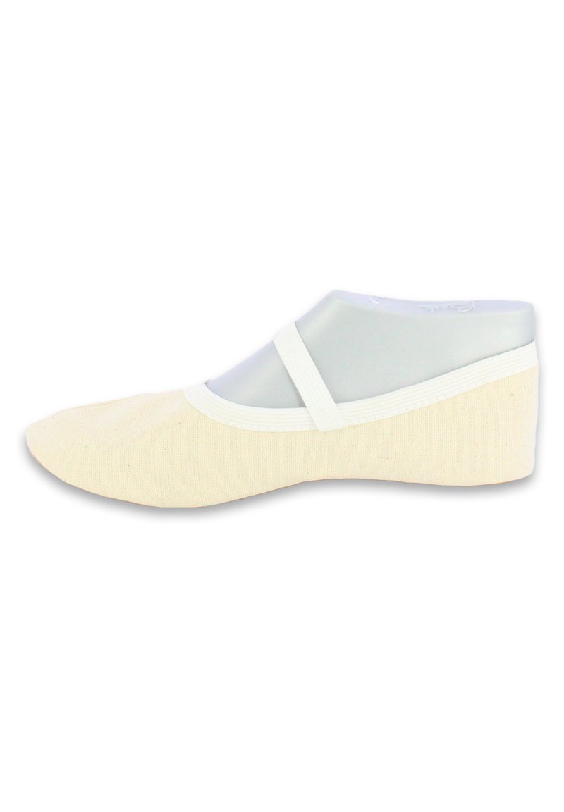 Beige canvas balletschoen met een witte elastische band. Rond neusontwerp en een iets verhoogde hak voor comfort en ondersteuning.