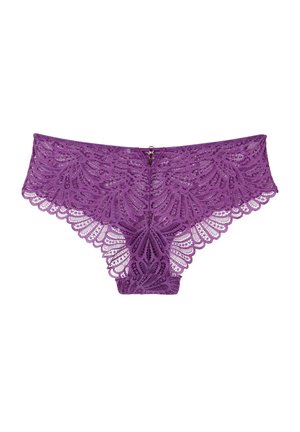 Culotte en dentelle violette présentant des motifs festonnés complexes, une fermeture à crochet à l'arrière et une texture semi-transparente.