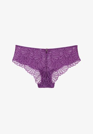 Perizoma viola in pizzo con intricati motivi a scallop, chiusura con gancio sul retro e una texture semi-trasparente.