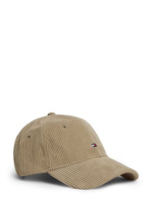 Beige Cord-Baseballkappe mit gebogenem Schirm und kleinem rot-weiß-blauem rechteckigem Logo auf der Vorderseite.
