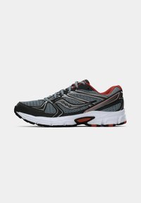 Sapatilha de corrida para homem em preto, cinza e vermelho. Parte superior em malha com detalhes refletivos, sola branca com amortecimento e sola exterior em borracha preta texturizada.