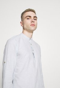 Only & Sons ONSCAIDEN HALF PLACKET - Camisa - cashmere blue