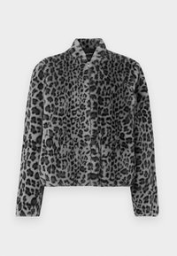 Giacca in pelliccia sintetica con stampa leopardata grigia, dal design corto, colletto alto e zip frontale. La texture è morbida e soffice con una finitura lucida.