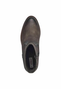 Bottine en cuir marron avec un bout arrondi, fermeture éclair sur le côté et finition texturée. Présente un accent cousu autour du col et du talon.