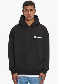 Schwarzer Hoodie mit Kängurutasche, auf der linken Brust mit dem weißen "Dropsize"-Logo, aus Baumwollmaterial, lockere Passform.