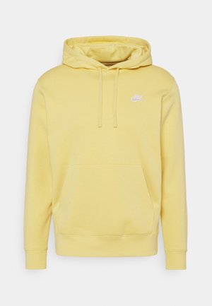 Lichtgele Nike hoodie met voorzak in kangoeroestijl, verstelbare capuchon met trekkoord en klein wit Nike-logo op de borst.