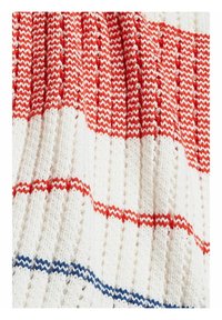 Tissu tricoté avec une texture côtelée verticale, présentant des rayures alternées rouges et blanches et une fine rayure bleue près du bas.