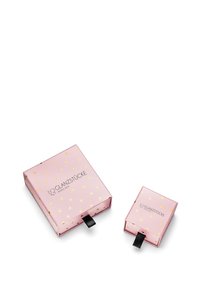 To gaver indpakket i rosa papir med gyldne hjerter; den større kasse har et sort trækstrop, mens den mindre kasse har en mindre sort trækstrop; prægede branding på forsiden.