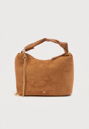 Sac à main en daim marron avec une sangle nouée et un accent de chaîne dorée. Texture lisse et forme arrondie, avec un logo minimaliste.