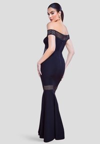 Sort off-shoulder kjole med tætsiddende overdel, udflared skørt og mesh-detaljer ved skuldre og talje, med en tekstureret finish.