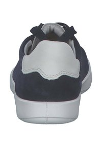 Marineblauwe suède sneakers met een witte leren hielkap, gepolsterde kraag en een witte rubberen zool. Kenmerkt zich door contrasterende stiksels en elastische veters.