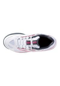 Zapatilla deportiva blanca con paneles de malla, acentos en rosa y gris, punta redonda y suela negra gruesa. Cuenta con cordones y un interior acolchado.