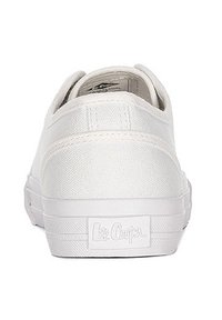Białe płócienne trampki widziane z tyłu, z widocznymi szwami i logo "Lee Cooper" na pięcie podeszwy.
