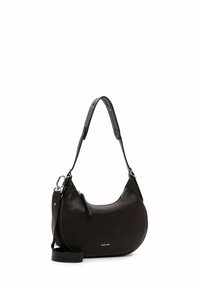 Sac à main en cuir brun avec une forme courbée, bandoulière ajustable, quincaillerie en argent et détails de couture visibles. Présente une surface texturée.