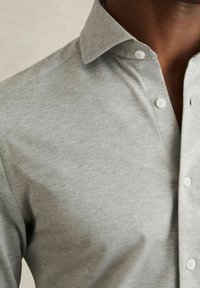 Reiss REGULAR FIT - NATE CUTAWAY COLLAR  - Cămașă - grey melange