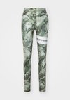 EXPLORE PRINTED LEGGINGS - Tajice - tropical