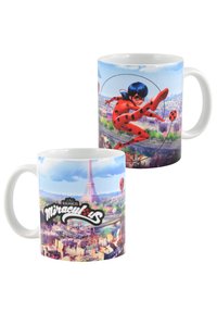 Mug in ceramica con un design vivace di un personaggio in un vestito rosso con macchie nere, skyline di Parigi e logo "Miraculous".