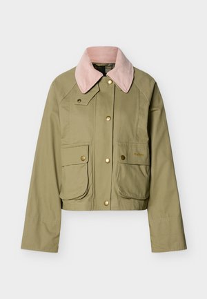 Veste courte verte avec col en velours côtelé rose, boutons-pression dorés, deux poches à rabat à l'avant et logo brodé sur la poche droite.