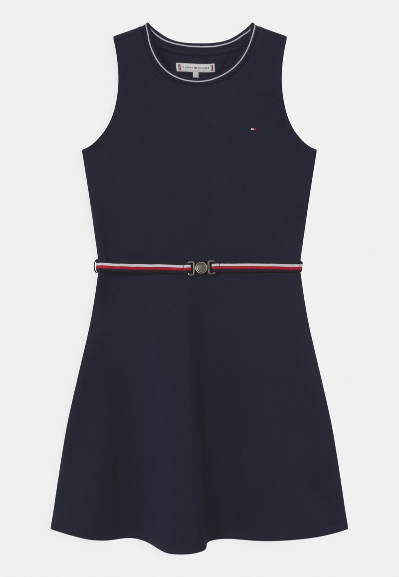 Granatowa sukienka bez rękawów z rozkloszowanym dołem, z kontrastującym paskiem w paski i okrągłą klamrą. Wykonana z gładkiego materiału.