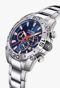 Montre en acier inoxydable avec un cadran bleu, des accents en or rose et trois sous-cadrans de chronographe. Elle dispose d'un bracelet métallique robuste et d'un boîtier détaillé.