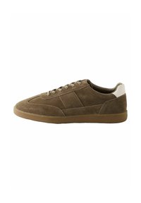 Braune Wildleder-Sneaker mit niedrigem Profil, runder Zehenpartie und dezenten seitlichen Streifen. Verfügt über ein Schnürdesign und einen cremefarbenen Absatz.
