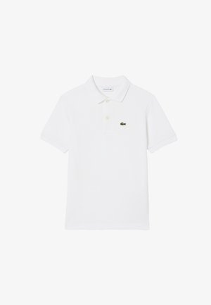 Wit polohemd met korte mouwen, kraag, twee knopen en een klein groen krokodillenlogo op de linkerborst.