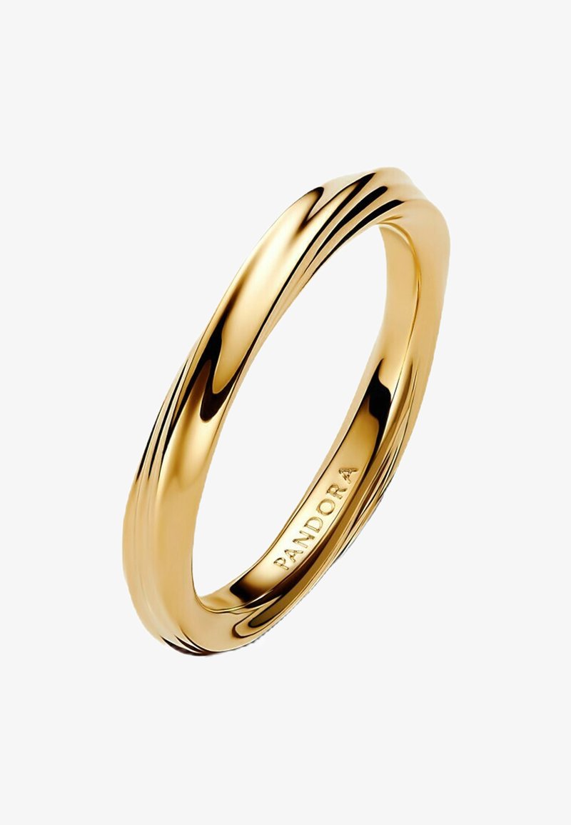 Anello in oro con un design liscio e curvo e un sottile motivo ondulato, con un logo inciso all'interno della fascia.