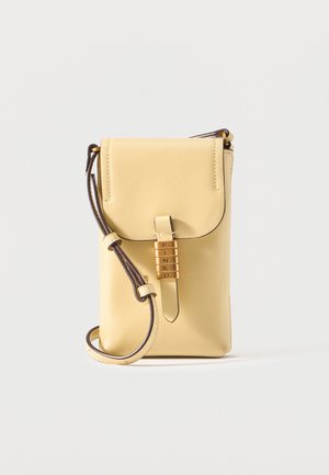 Lille bleg gul læder crossbody-taske med klap og guldfarvet metalknap med indgraveringen "PINKO," justerbar tynd rem.