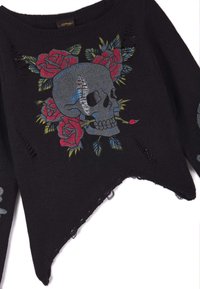 Maglione nero a maglia con orlo sfilacciato, caratterizzato da un design centrale con teschio e ricami di rose rosse, accentuati da foglie e dettagli colorati.