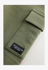 Ausgewählt, khaki green