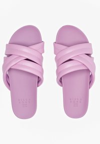Paarse schuifsandalen met een getextureerde bovenkant en gekruiste banden. Gemaakt van glad synthetisch materiaal, met een platte zool en logo-afdruk.