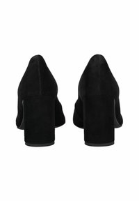 Scarpe con tacco alto in suede nero, con punta affusolata e tacco spesso, caratterizzate da una superficie liscia e senza decorazioni o motivi visibili.