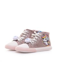 Sneakers alta glitter rosa con punta e lacci bianchi. Presentano una grafica di unicorno sul lato e un pulsante blu rotondo sui lacci.