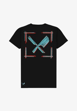 T-shirt nera con un design grafico di coltelli da cucina incrociati in turchese e rosso, incorniciati da linee nei colori abbinati.