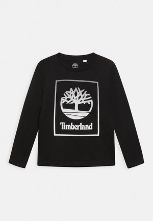 Schwarzes langärmliges T-Shirt aus Baumwolle mit einem weißen Timberland-Logo, das eine Baumgrafik innerhalb eines rechteckigen Rahmens zeigt.