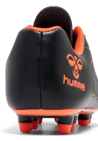 Botín de fútbol negro con parte superior de cuero texturizado, cuello de malla naranja y logo de Hummel. Presenta acentos naranjas y tacos negros en la suela.