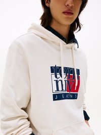 Weißer Kapuzenpullover mit Schnürung, der ein großes Grafiklogo-Design in Navy, Rot und Weiß auf der Vorderseite aufweist. Aus Baumwollmaterial, lockere Passform.