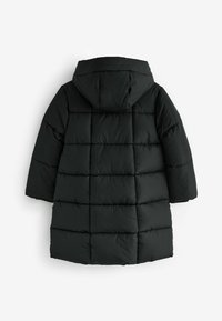 Geacă pufferi neagră cu glugă, având un design căptușit, cu un model matlasat și un finisaj texturat. Mânecuțele sunt largi, fără elemente de prindere vizibile.