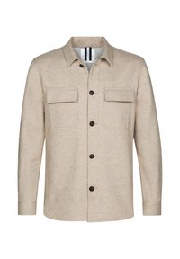 Beige overhemdbloes van zachte stof, met twee voorzakken, een klassieke kraag en donkere knopen. Eenvoudig ontwerp en gestructureerde oppervlakte.