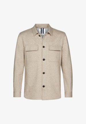 Beige Hemd mit Knopfleiste aus weichem Stoff, ausgestattet mit zwei vorderen Taschen, einem klassischen Kragen und dunklen Knöpfen. Einfaches Design und strukturierte Oberfläche.