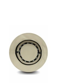 Cappello beige a tesa larga con corona rotonda, dotato di un nastro interno nero e di un tessuto leggermente texturizzato. Il cappello è visto dall'alto.