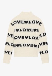 Krémový pletený sveter s vysokým golierom, ktorý má čierny nápis "LOVE" a srdcové motívy v horizontálnych prúžkoch cez telo a rukávy.
