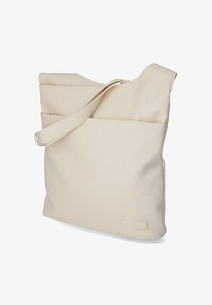 Kremowa skórzana torebka na ramię z szerokim paskiem i subtelnym przeszyciem, stojąca pionowo na białym tle.