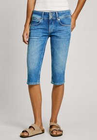 Blå denimbermudashorts med en lätt urtvättad finish, två framfickor och en knappstängning. Avslutade med uppvikta fållar.