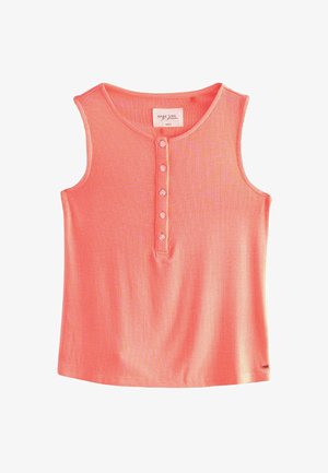 Rippentop ohne Ärmel in leuchtendem Koralle mit rundem Halsausschnitt und sechs Knöpfen. Das Etikett trägt den Schriftzug "Nimm dir Zeit für Träume."