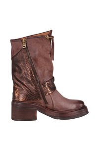 Brązowy skórzany botek za kostkę z teksturowaną, metaliczną miedzianą wstawką, bocznym suwakiem i masywnym obcasem. Miękkie wykończenie i luźny fason.