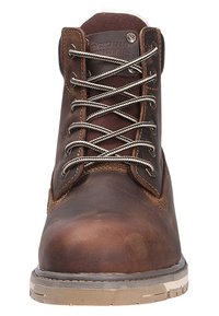 Bota de trabajo de cuero marrón con cordones plateados, cuello acolchado y superficie texturizada. Presenta una suela de goma resistente y detalles de costura reforzada.