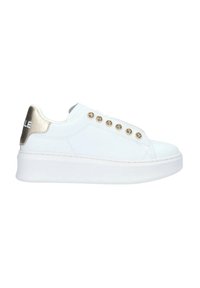 Sneakers bianchi con suola piattaforma, caratterizzati da un accent metallic oro sul tallone, occhielli decorativi dorati e un materiale simile alla pelle liscia.