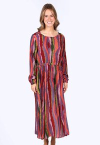 Langes, locker sitzendes Kleid mit rundem Ausschnitt, das kräftige, mehrfarbige Streifen in Rot, Grün und Lila zeigt. Weicher, strukturiert Stoff.