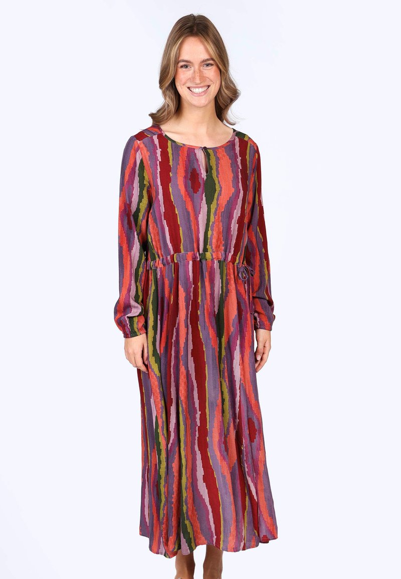 Langes, locker sitzendes Kleid mit rundem Ausschnitt, das kräftige, mehrfarbige Streifen in Rot, Grün und Lila zeigt. Weicher, strukturiert Stoff.